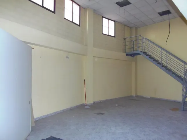 Se alquila local comercial con mucha fachada, muy cerca de El Corte Inglés y Parque Ribalta, frente — 7