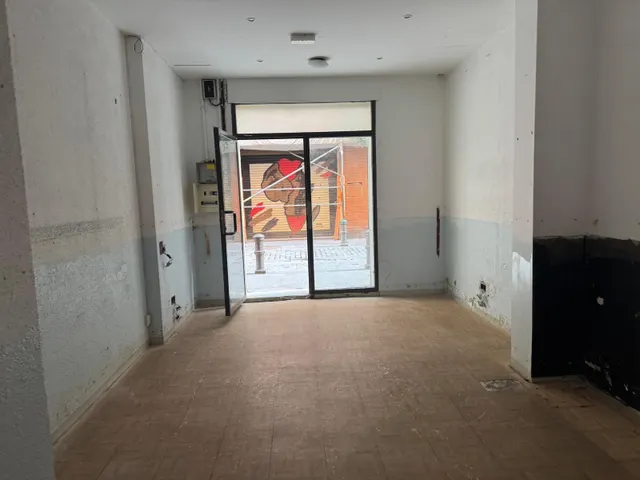 Dos Locales Comerciales - Carrer de l'Om — 25