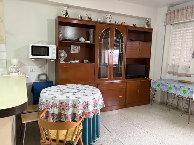 Se vende apartamento en Valencia de Don Juan, amueblado, cocina americana, terraza, 2 amplias habitaciones, baño, 3º sin ascensor. — 10