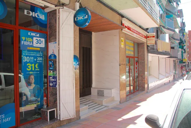 Dos locales comerciales en el centro de Benidorm — 47