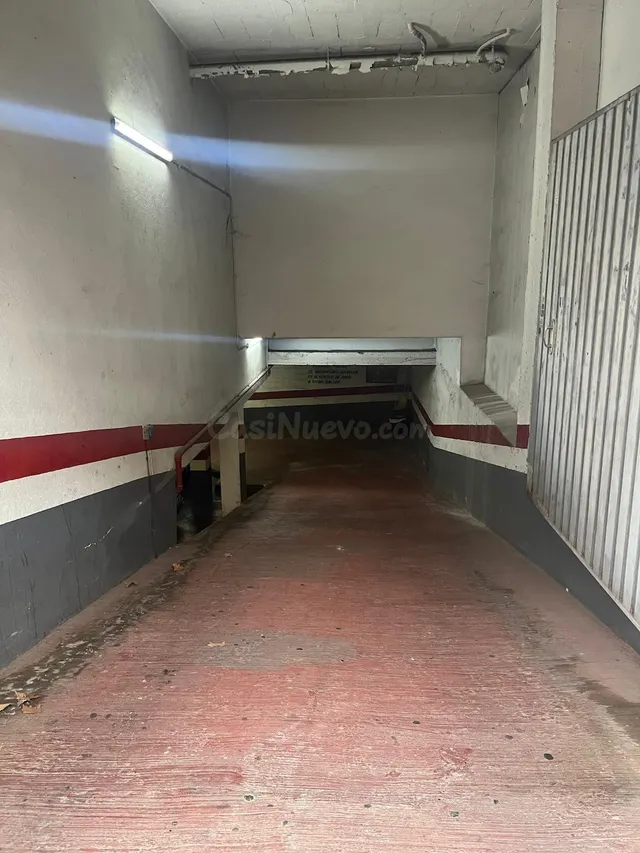 Se VENDE plaza de parking junto con trastero en la zona de C - foto 3