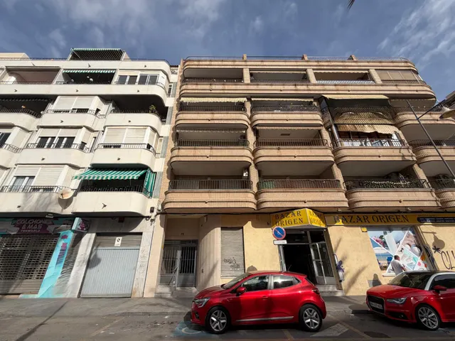 ¡Apartamento de tres dormitorios y amplia terraza al sur cerca de la playa, en Avenida de Habaneras! Torrevieja — 30
