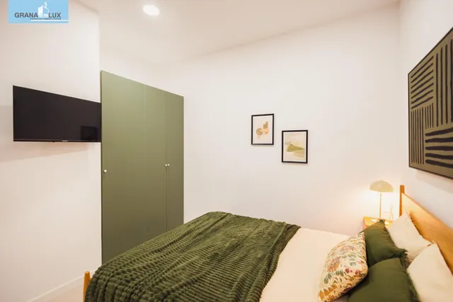 Tu refugio de diseño en el corazón de Granada: Estilo, practicidad y comodidad a pie de calle. — 8