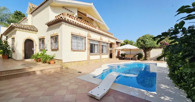 Encantador Chalet de 2 Plantas con Amplios Espacios y Terrazas — 2