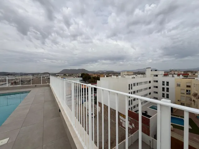 Luminoso apartamento semi-nuevo con terraza, piscina y parking — 43