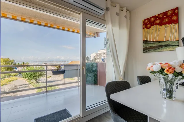 ¡Vistas espectaculares y luminosidad en un apartamento refor