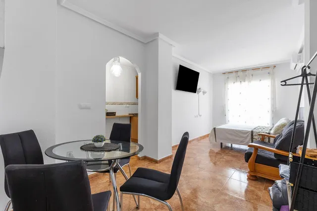 Estudio en Torrevieja con piscina comunitaria — 3