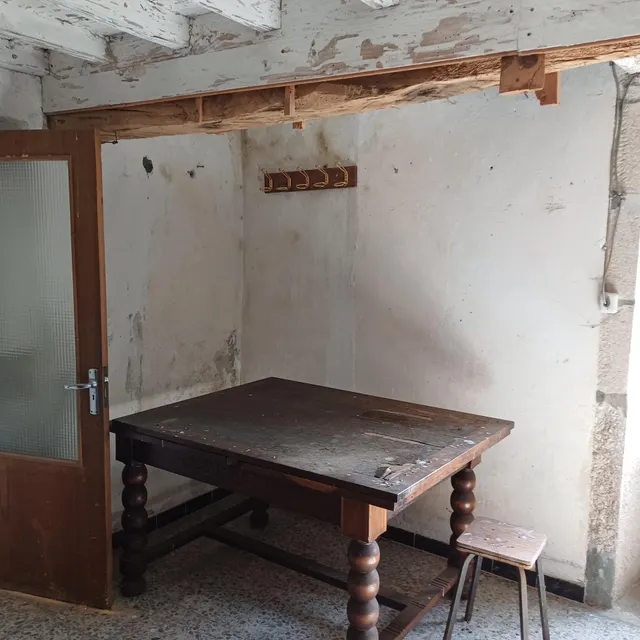 CASA EN VENTA PARA RESTAURAR — 24