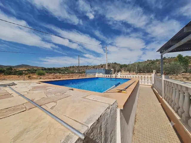 ¡Chalet con piscina a 858 €/m2!  4.000 m2 de parcela, 4 dormitorios y espacio para otra vivienda de 90 m2 — 42