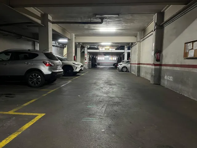 Dos plazas de parking juntas en el centro del Hospitalet de Llobregat — 2