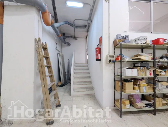 AMPLIO LOCA COMERCIAL CON MUCHAS POSIBILIDADES — 17