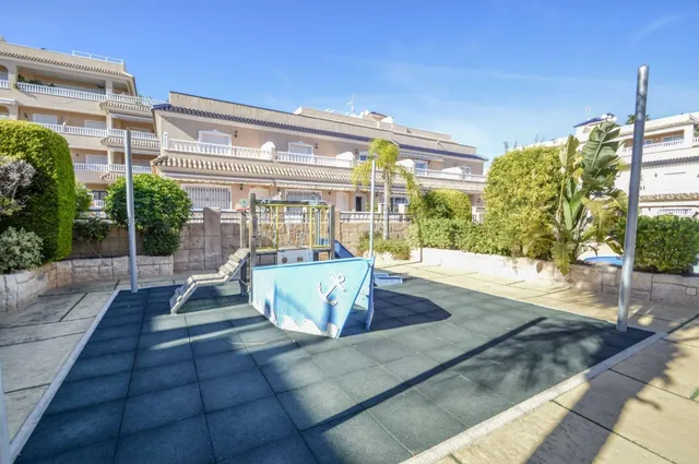 Adosado con 2 dormitorios y 2 baños, con piscinas comunitari - foto 5
