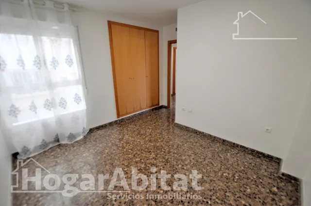Alto, espacioso y muy luminoso con ascensor, garaje y balcón de vistas despejadas — 19