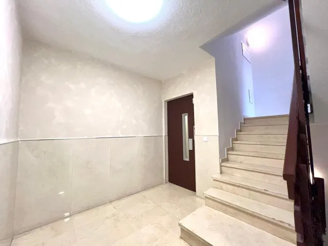 Apartamento céntrico y espacioso (89 m2 - 2.ª planta) con 4 dormitorios, balcón orientado al sur y a tan solo 550 m de la playa. — 37