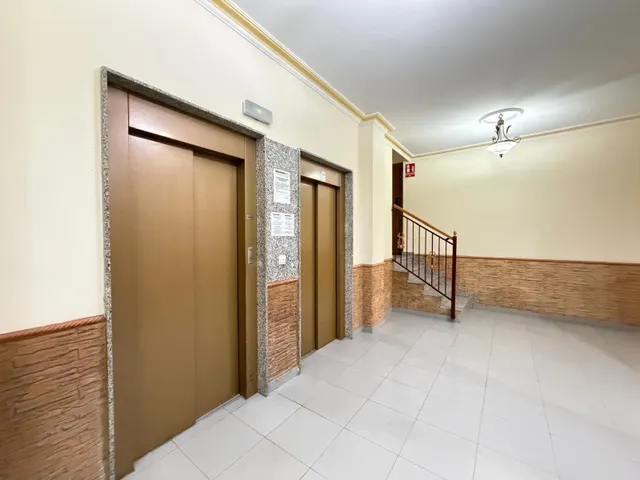 Apartamento reformado con vistas al mar con garaje incluido. 2 dorm. 1 baño. con superficie de 65 m2. playa a 100 metros. — 35