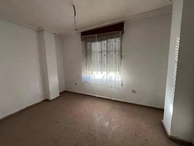 Oportunidad Inmobiliaria en Catral con : Casa Adosada Esquinera con Gran Potencial. — 8