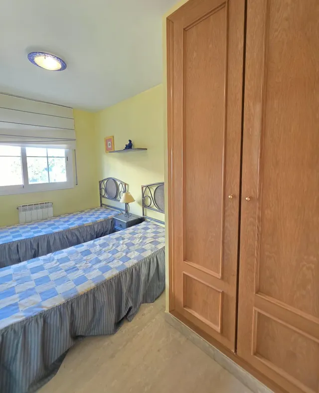 Chalet esquinero adosado en Vilafortuny — 35