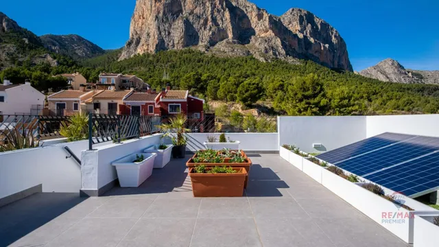 ¡Nueva villa de 3 dormitorios y 3 baños con magníficas vista