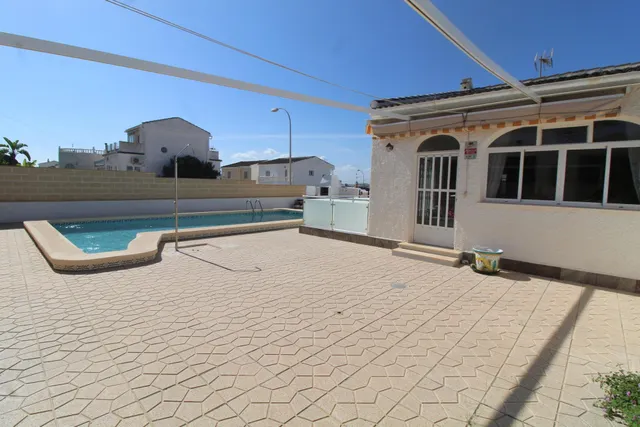 Chalet independiente con piscina privada, jardín y garaje en El Chaparral, Torrevieja — 32