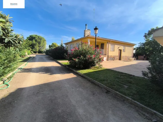 Exclusivo Chalet Seminuevo en RIACHUELOS con Amplias Instalaciones de Lujo — 5