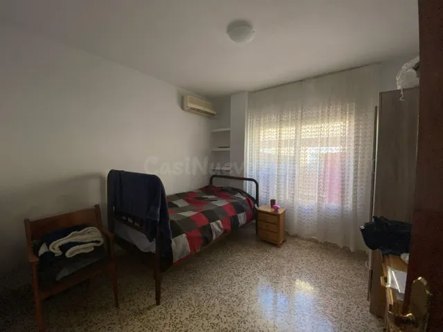 ¡ESTUDIANTES! Piso junto a Renfe, Metro y Hospitales - foto 3