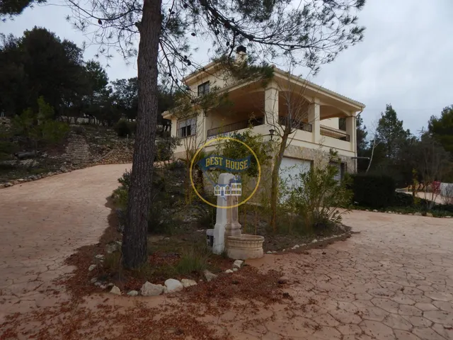 CHALET CON PISCINA Y VISTAS PRIVILEGIADAS. — 35