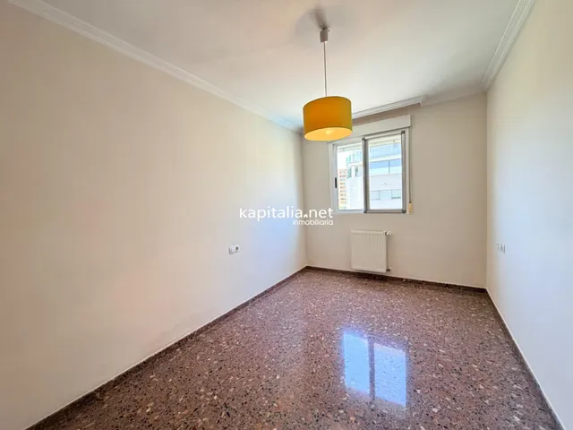 Piso con vistas en urbanización con piscina — 18