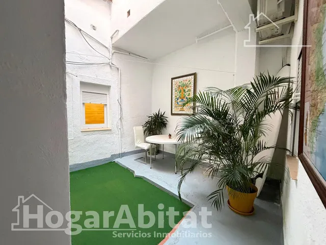 ¡UBICACIÓN IDEAL! BAJO ACOGEDOR Y LUMINOSO CON TERRAZA Y TRASTERO — 30