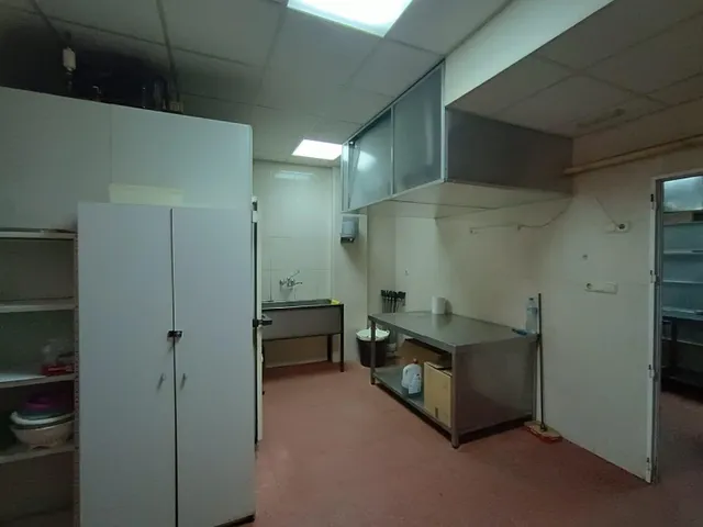 VENTA LOCAL COMERCIAL EQUIPADO DE NEGOCIO DE HOSTELERÍA — 18