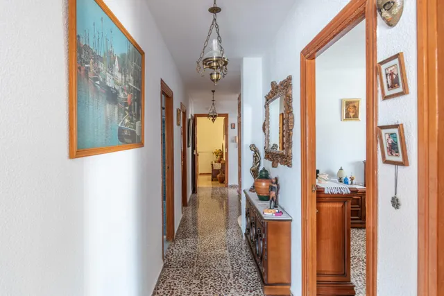 Gran Casa en Esquina en Atarfe – 4 Dormitorios, Piscina, Garaje y Espacio Comercial — 31