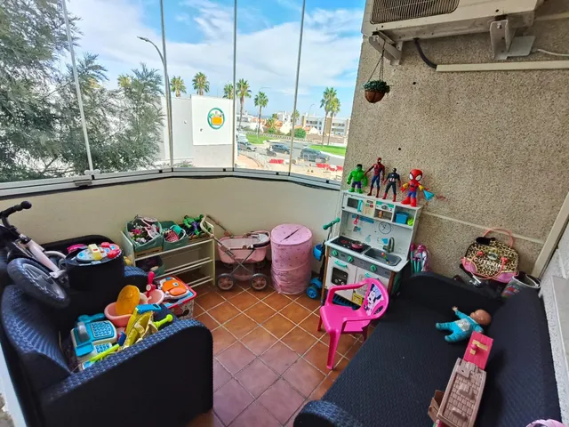 ¡Ideal para familias! Piso de 3 dormitorios con terraza, piscina y jardines en Torremolinos — 25