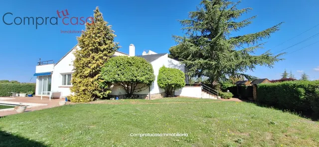 VENTA.-.CHALET INDIVIDUAL.-.PISCINA.-.GARAJE.-.HUERTA - foto 2