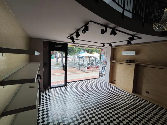 Local Comercial en el Corazón de Ponferrada - foto 4