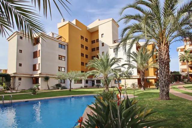 Soleado apartamento con vistas a la piscina en La Entrada, Punta Prima, Costa Blanca — 49