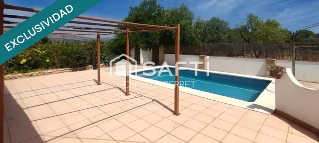Chalet independiente con piscina y gran parcela. — 28