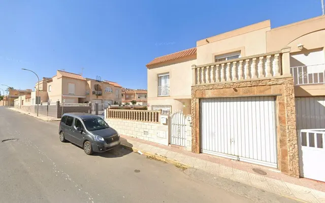Se vende casa OKUPADA en C/ VILANOVA I LA GELTRU Nº 3 BJ ROQ - foto 2