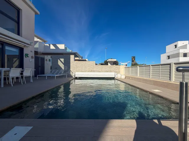 Villa de 4 Dormitorios con Piscina Privada cerca de Las Coli - foto 4