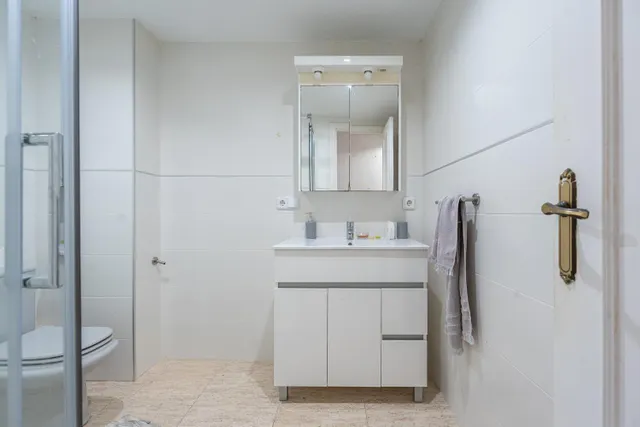 VIVIENDA CON MUCHAS POSIBILIDADES EN CALLE FUENCARRAL — 14