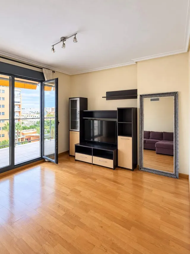 Amplio y moderno piso en Alicante, zona Paus con piscina y parking — 9