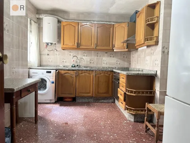 Piso con 4 dormitorios, 2 baños y terraza — 3