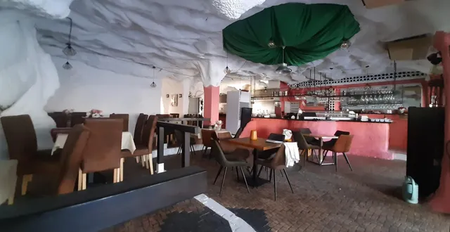 se vende restaurante, equipado a 50 de la playa. Terraza cerrada. — 3