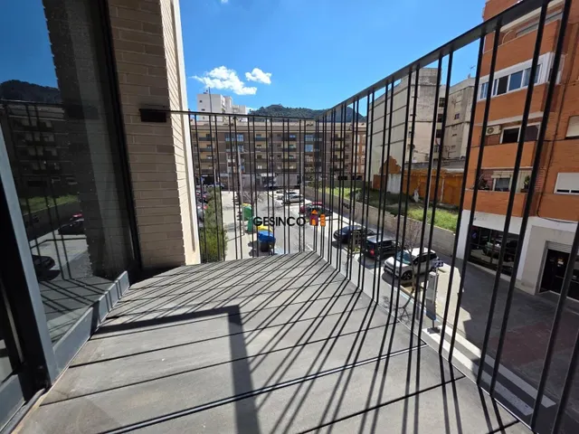PISO EN TERCERA PLANTA SIN AMUEBLAR MUY CÉNTRICO - foto 2