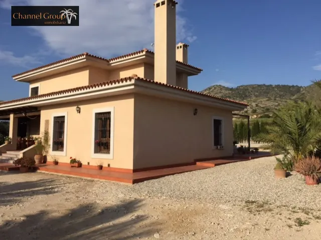SE VENDE MAGNIFICO CHALET NOVELDA — 24