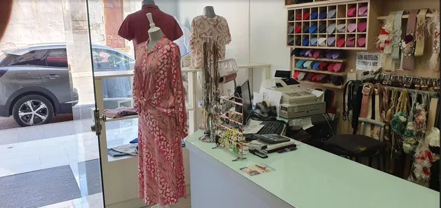 SE VENDE MAGNIFICO LOCAL EN LA PLAZA DE MERCADO DE LA VALL D - foto 2