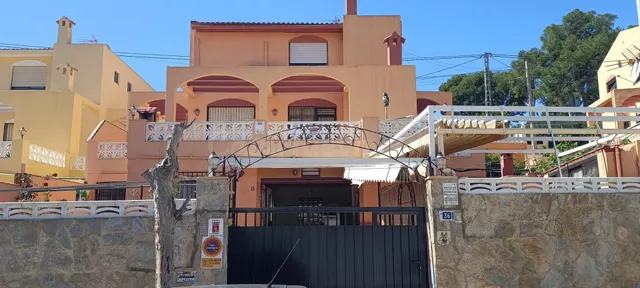 GRAN CHALET INDEPENDIENTE DE 3 PLANTAS CON DOS VIVIENDAS Y P - foto 2