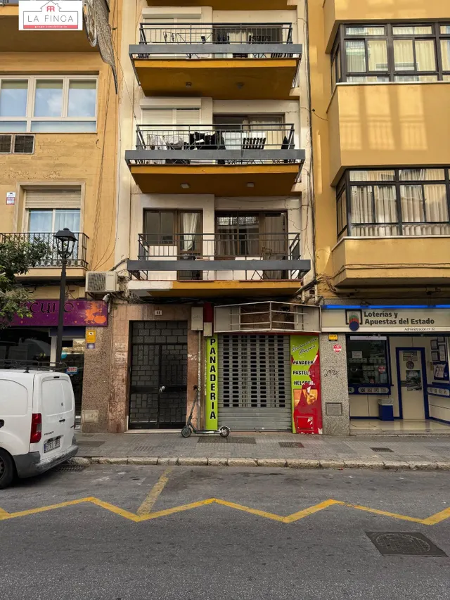 Edificio  con local comercial en plena Calle Victoria — 9
