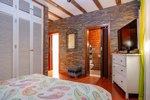 Finca de 20.000 m2 con vivienda principal, apartamento independiente y espacio para toda la familia — 36