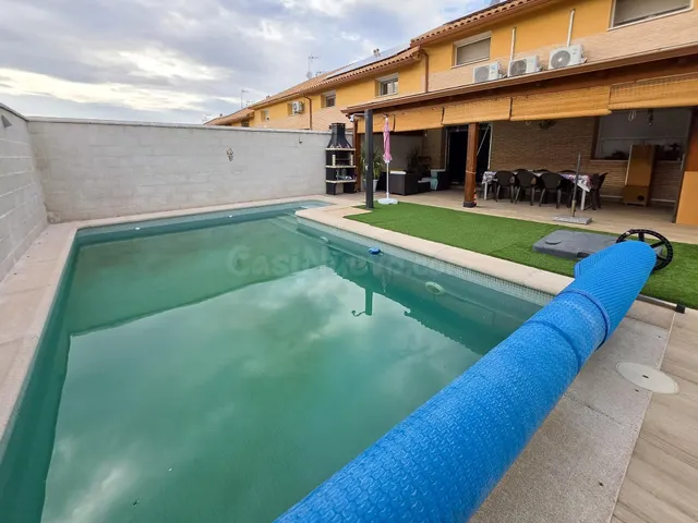 Precioso chalet adosado de 4 dormitorios con piscina privada y garaje en Carranque — 4