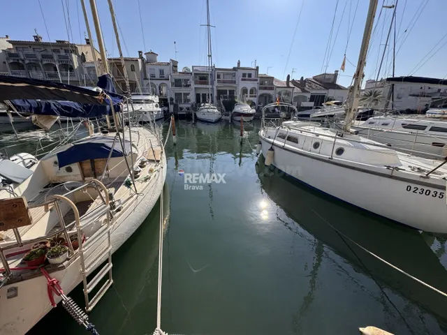 Empuriabrava | Conjunto náutico con amarre de 11 m, parking  - foto 2