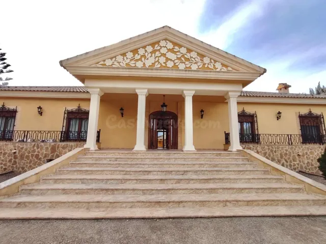 VILLA DE LUJO A TAN SOLO 30 MIN DE LA PLAYA CON PARCELA DE 1